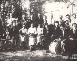 “Simfoniskais” orķestris pie “Golgatas” baznīcas, tas ir : vietējais pūtēju orķestris un Miemes vijoļu orķestris no Liepājas. Otrais no kreisās sēd Miķelis Fišers, vēlākais Operas solists. 1936. gada uzņēmums. (Foto)