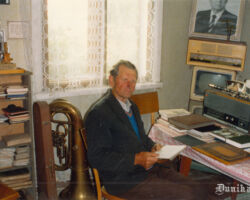 Kārlis Janeks pie sava darba galda.