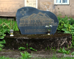 Dunikas Golgatas Brāļu draudzes, tagad luterāņu baznīca 2017.08.27 Īriss Sviklis foto. Piemiņas plāksne represētājiem.