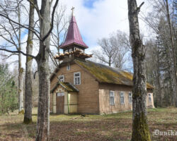 Dunikas Golgatas Brāļu draudzes, tagad luterāņu baznīca 2021.05.12 Liene Andersone foto. Baznīcas jumta remonts.