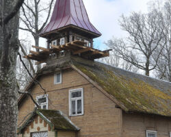 Dunikas Golgatas Brāļu draudzes, tagad luterāņu baznīca 2021.05.12 Liene Andersone foto. Baznīcas jumta remonts.