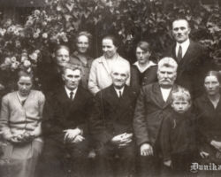 Vienā no misijas apmeklējumiem Vidzemē, Stieres “Saturos”, br. Jāņa Bēma ģimenē. Vīrieši no kreisās: J. Bēms, P. Jankaitis Bēma tētis un Br. Brīnholms no Rīgas.