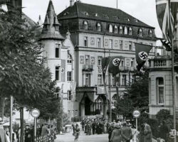 Godesbergas viesnīca Dreesen Bad Badesbergā, Vācijā, kur 1938. gada 22. septembrī tikās Nevils Čemberlens un Ādolfs Hitlers. Encyclopædia Britannica, Inc.