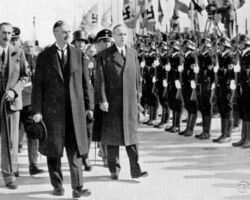 Vācijas kanclers Ādolfs Hitlers (pa kreisi) un Lielbritānijas premjerministrs Nevils Čemberlens (trešais no kreisās) Minhenē, Vācijā, neilgi pirms 1938. gada Minhenes līguma parakstīšanas. Photos.com/Jupiterimages