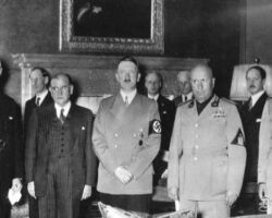 Minhenes vienošanās: (no kreisās) Nevils Čemberlens, Édouard Daladier (Eduārs Daladjē), Ādolfs Hitlers, Benito Musolīni un grāfs Galeazzo Ciano tikšanās laikā Minhenē, 1938. gada septembrī. PHotos.com/Getty Images