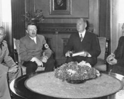 Minhenes līgums: Benito Musolīni, Ādolfs Hitlers un Nevils Čemberlens (no kreisās) Itālijas duče Benito Musolīni, Vācijas kanclers Ādolfs Hitlers, vācu tulks. Lielbritānijas premjerministra Nevila Čemberlena tikšanās Minhenē, 1938. gada 29. septembrī. Vācijas Federālais arhīvs (Bundesarchiv ), Bild 146-1970-052-24