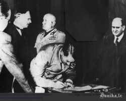 Vācijas reihskanclers Ādolfs Hitlers paraksta Minhenes vienošanos par Čehoslovākijas sadali 1938.09.30