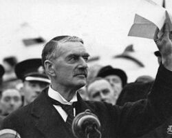 Britu premjers, Nevils Čemberlens atgriezies no Minhenes, triumfējoši vicināja papīra lapu ar abu kopējās deklarācijas tekstu: „Uz šīs papīra lapas lasāmi viņa un mani paraksti! Mēs uzskatām pagājušajā naktī parakstīto vienošanos par simbolu abu mūsu tautu vēlmei vairs nekad nekarot savā starpā.”