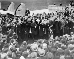 Lielbrtānijas premjers Nevils Čemberlens pēc atgriešanās dzimtenē sagaidītājem rāda parakstīto dokumentu: "Es atnesu Jums mieru!"