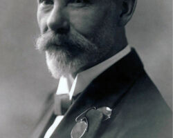 Jānis Čakste (1859–1927), Latvijas Tautas padomes priekšsēdētājs, vēlākais Latvijas Valsts prezidents (1922–1927).