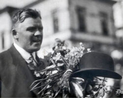 Kārlis Ulmanis (1877–1942), Latvijas Pagaidu valdības Ministru prezidents 1918.–1921. gadā.
Ministru prezidents Kārlis Ulmanis pēc nokāpšanas no kuģa “Saratov” Rīgā. 1919. gada 8. jūlijs.
Fotogrāfs Mārtiņš Lapiņš.