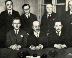 Latviešu pagaidu nacionālās padomes valde. Valka, 1917.12.02. No kreisās pirmajā rindā: Kristaps Bahmanis, Jānis Rubulis, Voldemārs Zāmuels, Jānis Palcmanis, Kārlis Pauļuks. Otrajā rindā: Vilis Siliņš, Oto Nonācs, Kārlis Skalbe, Jānis Akuraters, Eduards Laursons.
Avots: O. Nonācs. "Ziemeļlatvija". Rīga, A. Gulbis, 1928. gads.