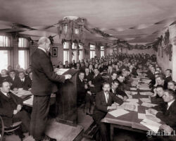 Jānis Pliekšāns (Rainis) uzstājas LSDSP kongresā 1925. gadā. Viļa Rīdzenieka foto.