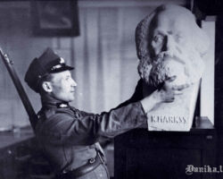 1934. gada 16. maija rīts. LSDSP Tautas namā aizsargs no goda vietas novāc Kārļa Marksa bisti.