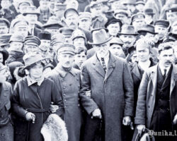 Jānis Pliekšāns (Rainis) un Johanna Emīlija Lizete Rozenberga (dzimšanas dokumentos - Rozenvalde) (Aspazija) vēlāk - Elza Pliekšāne 1. maija mītiņā Esplanādē. Viļa Rīdzenieka foto.