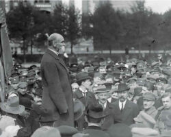 Rainis uzstājas sapulcē Esplanādē Latvijas Satversmes sapulces atklāšanas dienā. Rīga, 1920. gada 1. maijs.
Foto: Vilis Rīdzenieks.