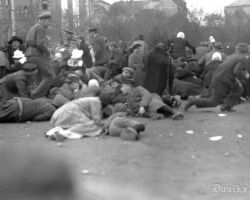 1. maija mītiņa izklīdināšana Esplanādē. 1921. gadā..
Foto: Vilis Rīdzenieks.