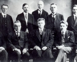 Pirmā Latvijas Republikas Pagaidu valdība (1919.gada aprīlī Liepājā). Pirmajā rindā no kreisās: Spricis Paegle (tirdzniecības un rūpniecības ministrs), Miķelis Valters (iekšlietu ministrs), Kārlis Ulmanis (Ministru prezidents), Teodors Hermanovskis (satiksmes un darbu ministrs), Kārlis Kasparsons (izglītības ministrs). Otrajā rindā no kreisās: Jānis Blumbergs (apgādības ministrs), Eduards Strautnieks (Tieslietu ministrijas pārvaldnieks), Dāvids Rudzītis (Valsts kancelejas direktors), Jānis Zālītis (apsardzības ministrs), Kārlis Puriņš (finanšu ministrs)