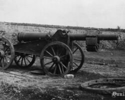 Kaujās pie Rīgas sagrābts vecs krievu 15 cm artilērijas lielgabals. 1917. gada septembris.