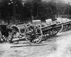 Pie Rīgas vāciešu sagrābtie krievu 1902. gada modeļa 76,2 mm lauka artilērijas lielgabali.