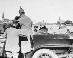 Ķeizars Vilhelms II savā automašīnā Rīgā tūlīt pēc pilsētas ieņemšanas 1917. gada septembrī.