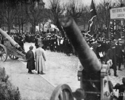 Rīgas iedzīvotāji un Sarkanās armijas karaspēks piedalās Maija gājienā, 1919. gada 1. maijā.