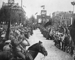 Sarkanās armijas karaspēks svin Maija svētkus Rīgas ielās, 1919. gada 1. maijā..