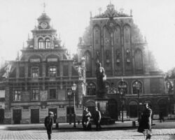 Vācu karaspēks pie "Schwarzhaupter" (Melngalvju) nama Rīgā.