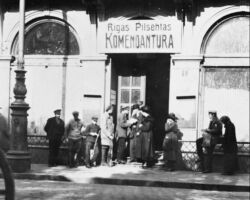 Latviešu brīvprātīgie ārpus Komendanturas (štāba) Rīgā, 1919. gadā.