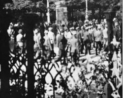 Latviešu karaspēks soļo pa Rīgas ielām, 1919. gads.