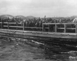 Vācu karaspēks ar velkoņa vilktiem plostiem Rīgā šķērso Dvinu (Daugavu), 1917. gada septembris.