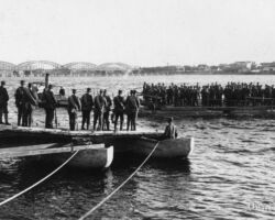 Vācu karaspēks ar velkoņa vilktiem plostiem Rīgā šķērso Dvinu (Daugavu), 1917. gada septembris.