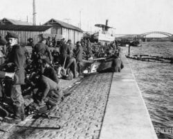 Vācu karaspēks ar velkoņa vilktiem plostiem Rīgā šķērso Dvinu (Daugavu), 1917. gada septembris.