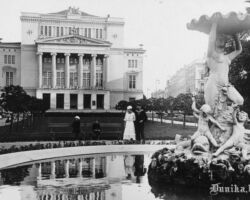 Vācu jūras kājnieks ar kopā ar sievieti Vācijas pilsētas teātra priekšā Rīgā, 1917. gada septembrī.