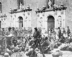 Vācu karaspēks atpūšas pie Pētera baznīcas Rīgā, 1917. gada septembrī.