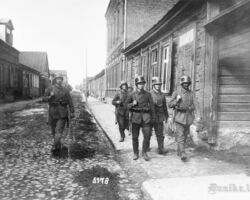 Vācu patruļa Jacobstadt (Jēkabpils) ielās tās ieņemšanas dienā, 1917. gada 21. septembrī.