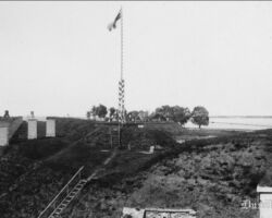 Vācijas karogs pacelts virs Dineburgas forta 1918. gadā. Labajā pusē redzam Vācijas jūras kājnieku, kurš pilda sardzes pienākumus.